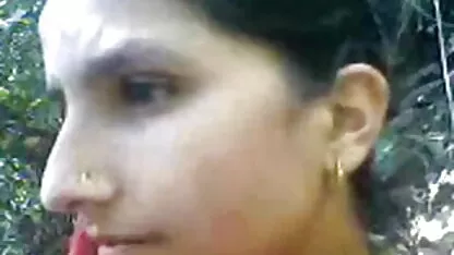 आकर्षक श्यामला पिक्चर सेक्सी मूवी मेज पर उसके पैर फैला