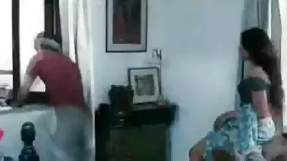 एक आदमी अपनी पत्नी की चूत से एक सेक्सी पिक्चर मूवी हिंदी काले आदमी के शुक्राणु को चाटता है