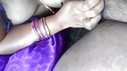 एक आदमी एक भीड़ भरे बस वीडियो सेक्सी मूवी में एक महिला के गधे को छूता है
