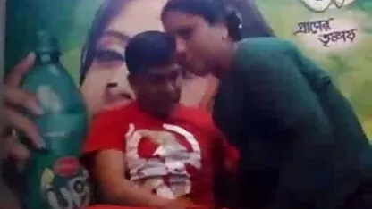 गर्म सुनहरे बालों वाली हो जाता है साहस सेक्सी हिंदी मूवी सेक्सी हिंदी मूवी के साथ भरा