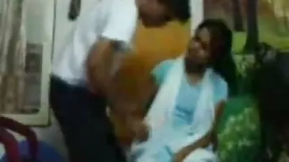 एक पतला लड़का एक मुर्गा के साथ एक प्रेमिका की चूत में सफेद मोज़ा रसोई घर की मूवी सेक्सी पिक्चर मेज पर