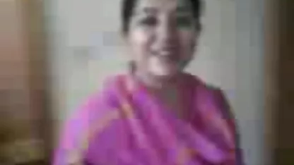एक आदमी लाया सेक्सी हिंदी मूवी वीडियो में एक गुलाम के माध्यम से हस्तमैथुन करने के लिए थकावट और गड़बड़
