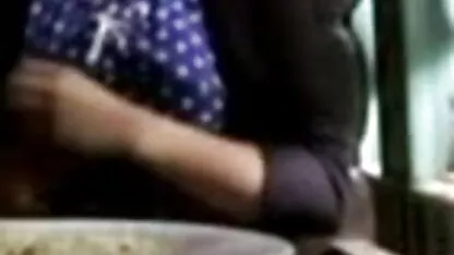 एक चमड़े की जैकेट में एक लड़की के चेहरे पर सेक्सी मूवी पिक्चर हिंदी में सह शॉट