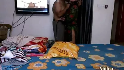 क्रीमिया के समुद्र में नग्न सेक्सी मूवी वीडियो में दिखाएं एक विशाल गधा स्नान के साथ मोटी औरत