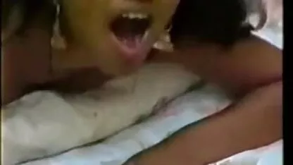 दोस्त चुपके से हमला किया सेक्सी हिंदी फुल पिक्चर एक श्यामला के दौरान एक उड़ान पर एक विमान