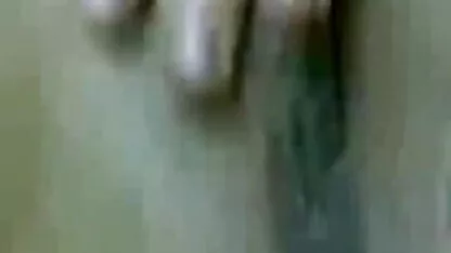 लड़की एक अजनबी हिंदी मूवी सेक्सी फिल्म में एक क्लब शौचालय