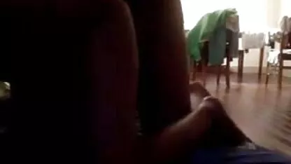 चाची ने अपने भतीजे को स्ट्रोक सेक्सी पिक्चर मूवी हिंदी किया और अपने बालों वाले योनी में अपना डिक लिया