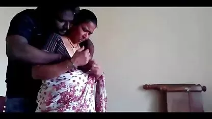 व्यभिचारी पति उंगलियों एक मुर्गा जबकि उसकी पत्नी एक सेक्स पिक्चर फुल काले अश्लील स्टूडियो के मालिक