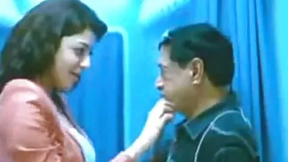 दोस्तों सेक्सी हिंदी मूवी वीडियो में में एक सॉना के सामने एक छिपे हुए कैमरे