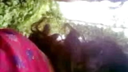 एस्पेन ओरा उसकी योनि की मालिश करता है क्योंकि माइक एड्रियानो अपनी सेक्स मूवी वीडियो पिक्चर रॉड को उसके मलाशय में गहराई से पंप करता है