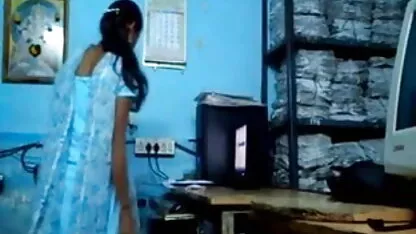 चेक छात्र बियर की एक बोतल हिंदी मूवी सेक्सी के लिए डिक पिकुपर चूसा