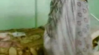 यार पैसे के लिए स्तन दिखाने के लिए एक वेश्या बैंग्स फुल सेक्स पिक्चर