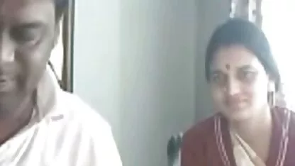 एक ट्रेन में एक सेक्सी पिक्चर फुल एचडी वीडियो आदमी एक यात्री के बड़े स्तनों को उठाने का प्रबंधन करता है
